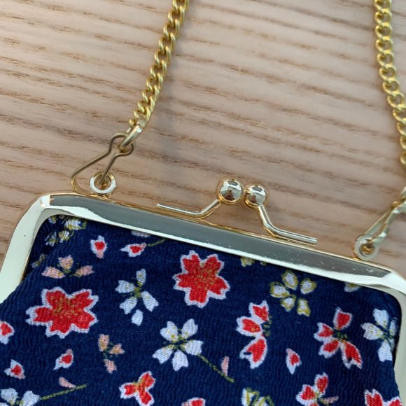 2000 HELLO KITTY POUCH WITH CHAIN - Picture 5 of 6